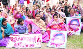 Activists of the Pendu Mazdoor Union demand the arrest of the accused in a minors rape case in Jalandhar