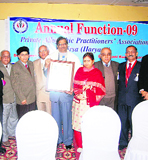 Dr LC Agarwal, accompanied by his wife Kiran Agarwal, receives the Lifetime achievement award instituted by the Private Allopathic Medical Practitioners in Sirsa. 