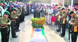 Army personnel pay tributes to subedar Mewa Singh.