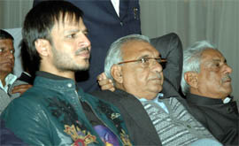 Vivek Oberoi along with other spectators.