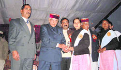 Education Minister ID Dhiman giving prizes to students at the annual prize distribution function of a school at Didwin Tikkar