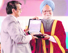 Dr VP Dimri receives an award from Prime Minister Manmohan Singh. 