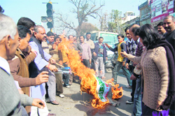 Cong workers burn an effigy of the government over disrespect shown to the Tricolour in Dehradun on Monday. 