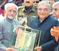 Chief Minister Bhupinder Singh Hooda presents a memento to Vice-President Hamid Ansari at the Surajkund Crafts Mela in Faridabad on Monday.