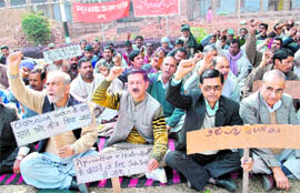 Members of the J&K Kisan Tehrik stage a dharna in Jammu on Monday