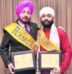 Avtar Singh Channa, winner of Gallantry Award, and Grammy Award winner Sukhvinder Singh in Ludhiana on Tuesday.