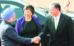 Federal Republic of Germany President Horst Koehler shakes hands with Prime Minister Manmohan Singh as his wife Eva Luise Koehler looks on at Rashtrapati Bhavan
