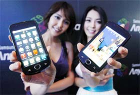 Models pose for photographs with Samsung Electronics' Android 2.1 platform-based smartphone model during a news conference at the company's headquarters in Seoul February 4