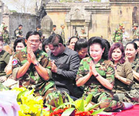 Cambodias Prime Minister Hun Sen (L) and his wife Bun Rany pray during a ceremony at an ancient temple in the north of Phnom Penh on Saturday.