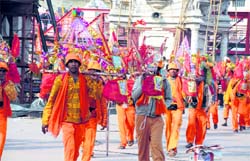 Kanwarias take holy water of the Ganga in Haridwar
