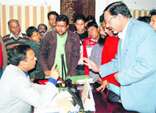 Relatives of a deceased girl talk to Chief Medical Officer in Dehradun on Monday.