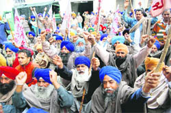 Activists of the Kisan Sangharsh Committee stage a protest over canal water supply in Amritsar 
