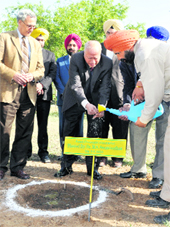 Dr MS Swaminathan (centre) and PAU Vice-Chancellor Dr MS Kang plant a sapling on PAU campus in Ludhiana.