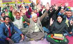 Non-teaching employees of aided colleges protest seeking the release of revised pay scales in Chandigarh