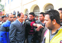 ABVP activists have a heated argument with the Principal of DAV PG College in Dehradun 