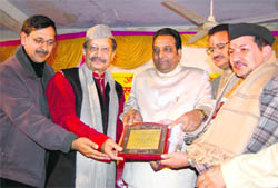 Former Uttarakhand Chief Minister BC Khanduri and Dehradun Mayor Vinod Chamoli being honoured by the Akhil Garhwal University Sabha at a function in Dehradun