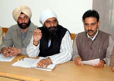 Umendra Dutt, Executive Director of the Kheti Virasat Mission, addresses mediapersons in Amritsar on Thursday.