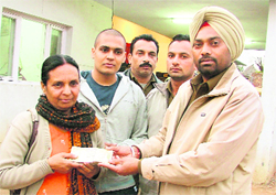 Cop returns money to Lovtinder Kaur, who lost Rs 50,000 while shopping. 