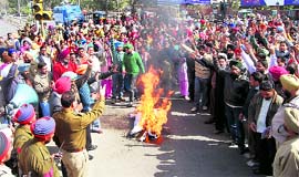 ETT aspirants burn an effigy of the Badal government in Ludhiana on Friday