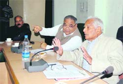 Dignitaries at aseminar held bythe Uttarakhand Science Writers Association in Dehradun on Sunday.