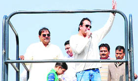 Actor Sanjay Dutt and INLD legislator Abhey Singh Chautala at Arniawali village in Ellenabad on Sunday.