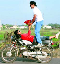 couple professes love for each other in a novel way in Bhubaneswar on Sunday