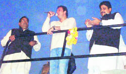 Actor Sanjay Dutt addresses villagers in Chautala