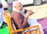 Former Chief Minister Bhajan Lal speaks to mediapersons at Chindar village in Fatehabad