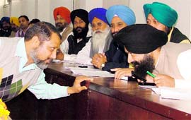 BJP councillor Praveen Bansal (left) having a word with SAD councillor Sokhi during the Budget meeting in Ludhiana.