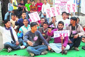 SFI activists sitting in dharna in front of the deputy commissioners office against the privatisation of education at Hamirpur