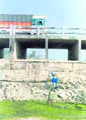 A sunken river bed below Bagvania bridge owing to illegal mining.