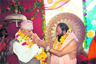 Nepalese President Ram Baran Yadav with Pilot Baba at the Babas camp