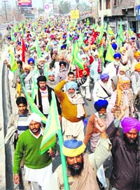 Farmers stage a protest against the government and the police in Amritsar on Wednesday following the killing of a BKU (Ekta) leader in a village in Ajnala subdivision