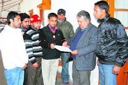 Youth Congress workers present a memorandum to the SDM at Mussoorie
