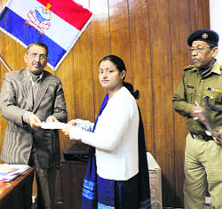   Uttarakhand DGP Subhash Joshi presents a cheque to Sarita Dobhal, wife of DSP Parmender Dobhal.  