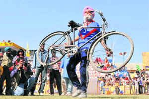 Gurnam Singh lifts a bicycle with his teeth. 