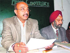 Ravi Sood, Chairman, Advance Institute of Science and Technology, addresses mediapersons in Dehradun on Saturday.