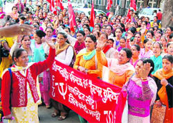 Anganwadi workers protest in front of the DC office at Mandi