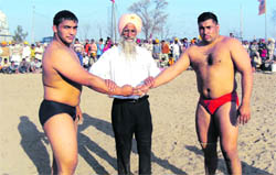 Wrestlers get ready for a bout at Uchi Rurki