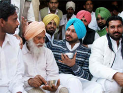 PPYC chief Ravneet Singh Bittu listens to the grievances of a Dalit family at village Khuddian in Muktsar