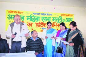 Agarwal Mahasabha Women Cell president Renu Agarwal takes oath, along with other office-bearers, in Mussoorie