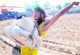 Baljinder Singh lifts one quintal weight with teeth at asporting eventin Kharar.