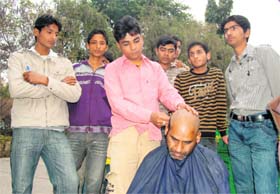 Mahabir Singh Mehta of the mission True Biologist gets his head shaved in protest in Dehradun