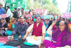 Residents of Harrawala village protest against non-payment of their dues at the Gandhi Park in Dehradun