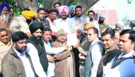 Protesters present a memorandum to the tehsildar at Amloh on Monday.