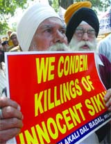 Members of the Shiromani Akali Dal (Badal) protest against the killing of two Sikhs in Pakistan, near the Pakistan embassy in New Delhi on Tuesday.
