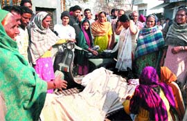 Relatives of Kulwinder Kumar, who was done to death by some migrant labourers, wail around his body at Randhawa Masanda village, near Focal Point, in Jalandhar on Tuesday