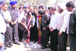 Minister for local government, industry and commerce Manoranjan Kalia with members of the Chamber of Industrial and Commercial Undertakings in Ludhiana