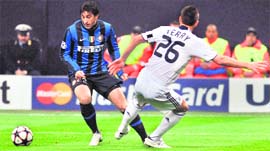 Inter Milans Milito Diego (L) dribles Chelseas defender John Terry to score the first goal on Wednesday.