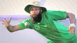 South Africas Hashim Amla was left stranded after Harbhajan Singh wrapped up the wicket of Morkel at Eden Gardens 
